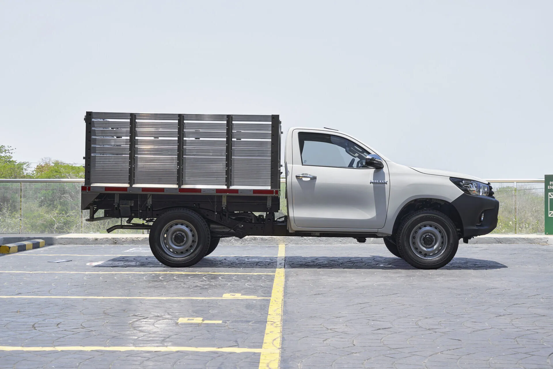 yokomotor-toyota-hero-banner-hilux-cargo-max-mobile