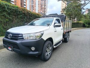 TOYOTA HILUX PICKUP ESTACAS 2.7 GASOLINA 2023