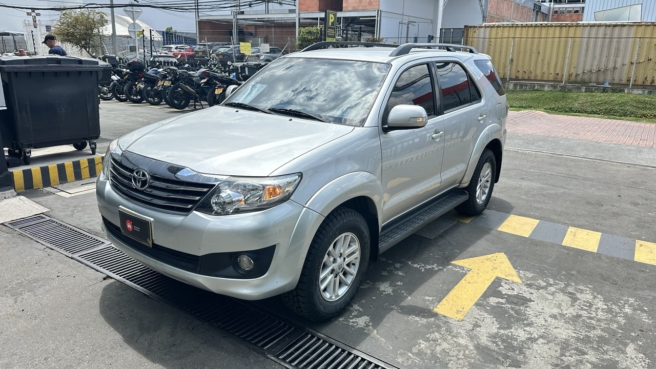 TOYOTA FORTUNER SR5 2.7L GSL 4X2 5P 7PSJ MECANICO 2014
