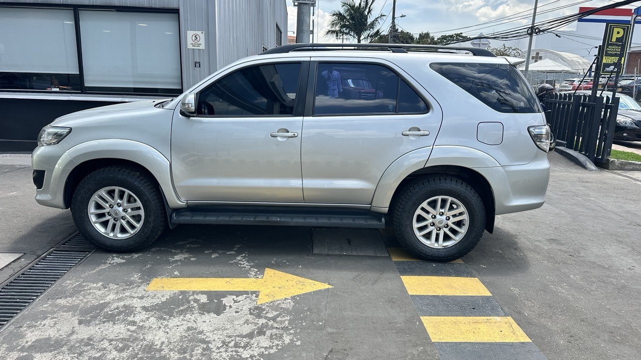 TOYOTA FORTUNER SR5 2.7L GSL 4X2 5P 7PSJ MECANICO 2014
