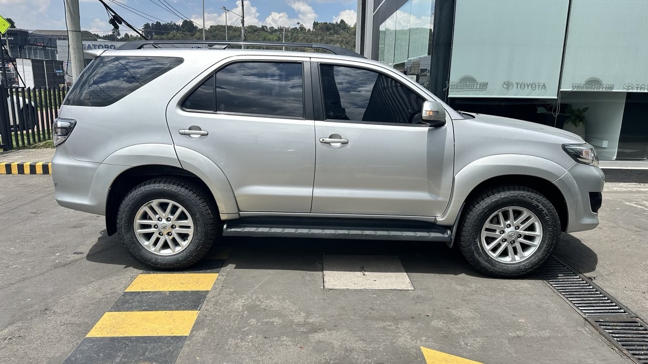 TOYOTA FORTUNER SR5 2.7L GSL 4X2 5P 7PSJ MECANICO 2014