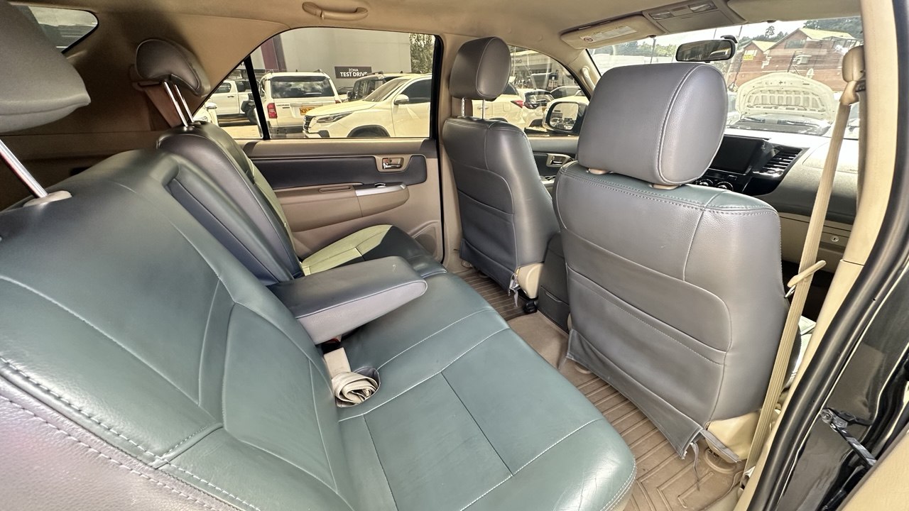 TOYOTA FORTUNER SR5 STREET 2.7L GSL 4X2 5P 7PSJ 2012